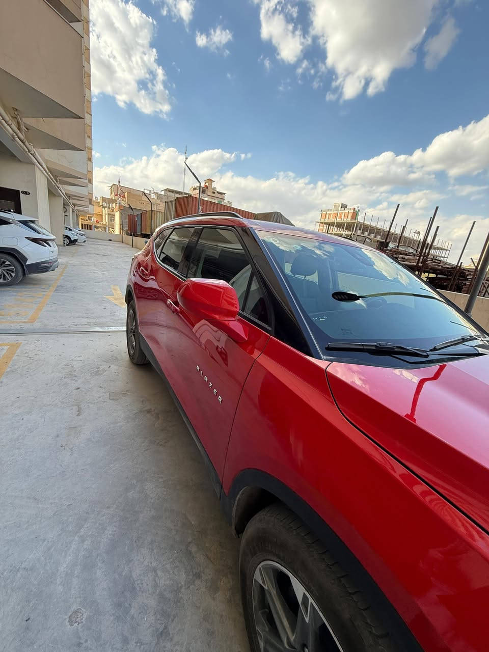 🚗 للبيع: شفروليه بليزر 2023 (CHEVROLET BLAZER 2LT) 🚗
#مكان السيارة ( كربلاء )
#رقم الهاتف: ***********

✅ المعلومات الأساسية:
• الموديل: 2023 Blazer 2LT AWD (دفع رباعي مستمر).  
• المحرك: 2.0L Turbo (تيربو).  
• ناقل الحركة: أوتوماتيك 9 سرعات.  
• اللون الخارجي: أحمر مميز (Red Hot).  
• اللون الداخلي: أسود (Jet Black).  

#حادثها (((( فقط قبق الجنطه )))) تم التبديل نفس اللون 

✨ المواصفات والتقنيات:
• الشاشة: شاشة تعمل باللمس مقاس 10.2 بوصة تدعم Apple CarPlay و Android Auto لاسلكياً.  
• التشغيل: تشغيل السيارة عن بُعد (Remote Start).  
• الراحة: مقاعد أمامية مدفأة مع تحكم كهربائي لمقعد السائق (8 اتجاهات).  
• التكييف: تحكم تلقائي مزدوج النطاق (Dual-zone Automatic Climate Control).  
• الإضاءة: مصابيح LED أمامية ونهارية.  
🛡️ الأمان وأنظمة المساعدة:
• نظام Chevy Safety Assist: يشمل المساعدة على البقاء في المسار، التنبيه عند مغادرة المسار، وفرامل طوارئ أمامية.  
• كاميرا HD: رؤية خلفية عالية الدقة.  
• تنبيه النقاط العمياء: Lane Change Alert مع Side Blind Zone Alert.  
• نظام تثبيت السرعة التكيفي: Adaptive Cruise Control.  
• تقييم الأمان: حاصلة على تقييم 5 نجوم في اختبارات السلامة الحكومية.  
💎 إضافات مميزة (Packages):
• باقة Convenience: تشمل بوابة خلفية كهربائية (Power Liftgate)، ومرآة داخلية تعتيم تلقائي.  
• باقة Black Grille Bar: لمسة جمالية سوداء على الشبك الأمامي وشعارات شفروليه السوداء.  
• العجلات: رينجات ألمنيوم مقاس 18 بوصة (Grazen Metallic).  
⛽ اقتصاد الوقود:
• معدل استهلاك متوسط: 24 ميل للجالون (تقريباً 10.2 كم لكل لتر).

#السعر (((( 265  ))) وبيها مجال بسيط
