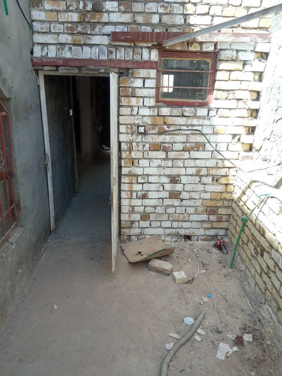 سلام عليكم اخوتي بيت طابو زراعي سند25 مساحه 170 يحتوي على طابق ارضي غرفه نوم واحده هول واستقبال ومطبخ مجمع صحيات داخلي خارجي طابق ثاني غرفه نوم مبنيه باقي بس سقف وتكمل موقع الهاشميه  مقابيل فلكه السياحي بفرع مجمع الافرشه للاستفسار الاتصال وبل خدمه ***********

