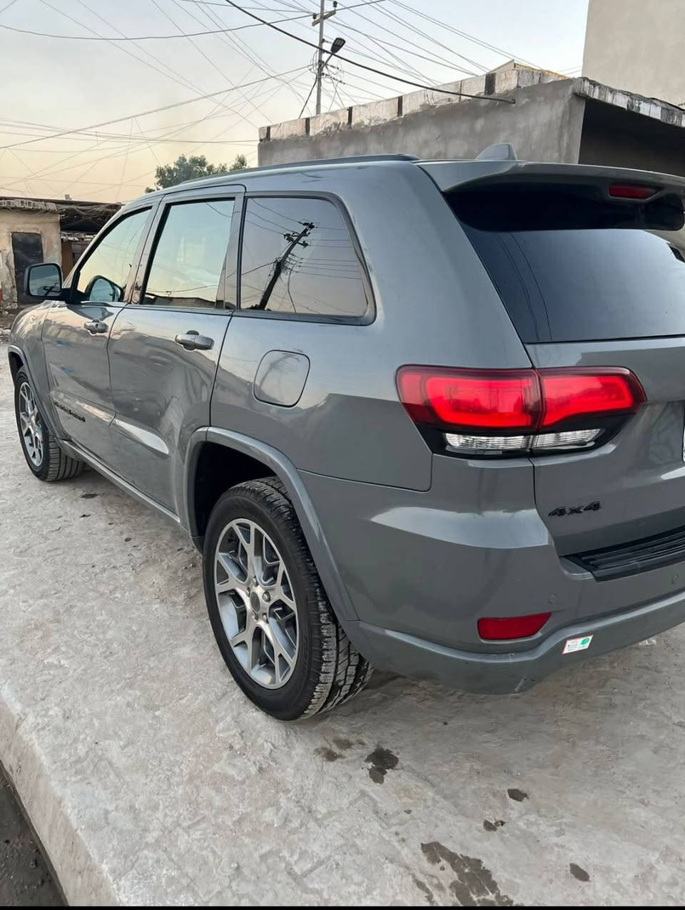 جيب شيروكي لون اسمنتي موديل 20 
بصرة فول مواصفات 
فتحه توقف ذاتي صندوك كهراء 
وارد امريكي 
ضربته بالجاملق الخلفي 
السيارة جاهزه من كلشي 
السعر 195 وبيه مجال***********
