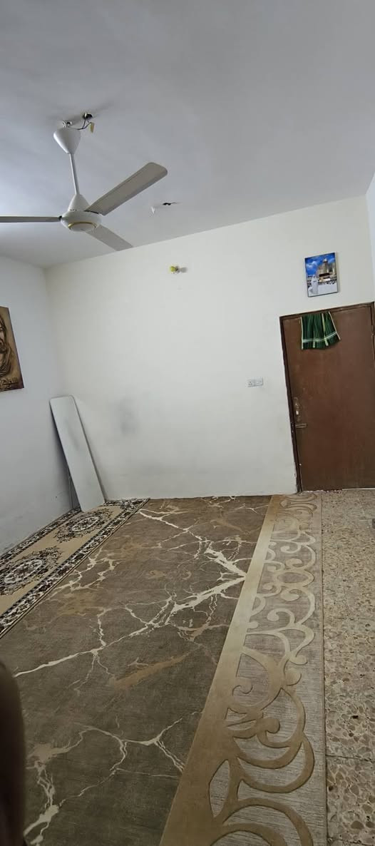 السلام عليكم بيت للبيع العنوان حي طارق قرب حسينه ابو صالح ثاني فرع البيت طابقين الطابق الأول يحتوي على حوش استقبال ومطبخ وصاله وحمام وغرفتين نوم وترك والطابق الثاني يحتوي على غرفه داخل البيتونه وغرفه بل سطح السعر ٨٥وبي مجال الرقم ***********
