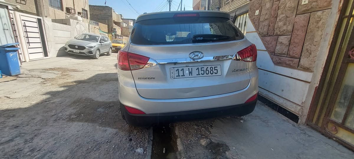 السلام عليكم توسان للبيع وارد امريكي محرك دوش2400  موديل 2012حادثه جاملغ اليمين باسمي رقم انكليزي بيه منظومة غاز شغاله شاشه كاميرا خلفيه كاميرا داش أمامية السعر 120 ورقة مكاني بغداد الامين الثانيه رقم الهاتف *********** بغداد, العراق
