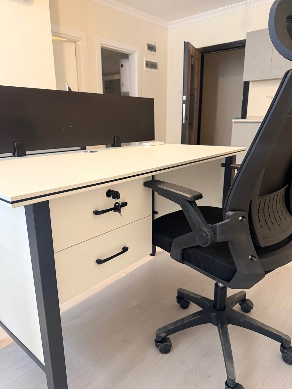 4 office desk
L 120 
W 60
H 75
*********** أربيل, العراق
