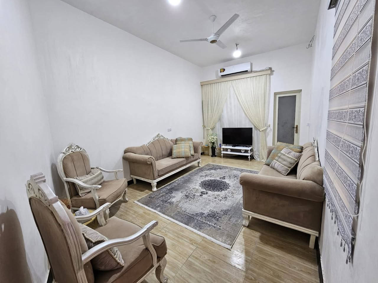 بيت 3 طوابق (بناية)
نوع العقار طابو ملك صرف 

في ابي الخصيب - ابو مغيره 
قرب مستوصف ابو مغيرة قريب جدا عن شارع ابي الخصيب الداخلي
ثالث بيت عن الشارع

مساحة الارض 200 مسجل بالطابو 135 والباقي فضله واقع حال
البيت ركن على شارعين تبليط 
 
 البناء بلوك درجه اولى
 سنة البناء 2023

فقط الطابق الارضي كامل .

الطابق الارضي / يحتوي على استقبال و صالة ومطبخ وغرفتين و 3 حمامات وطارمه 

الطابق الاول و الثاني بيهن 4 شقق بس هيكل الماي والمجاري كاملات 
وبيتونه والسطح كاملات

السعر 230
الهاتف ***********
