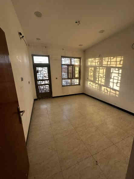 #للايجار____في____السيدية 
بيت مساحة 50م 

يحتوي على ثلاث غرف نوم وصالة ومطبخ وخدمات 

قيمة الاجار:850 الف 

للاستفسار:***********

او زيارة مكتب الفهد الهندسي للمقاولات العامة/شارع جامع الاقصى مقابل مكتبة الحكم سنتر
