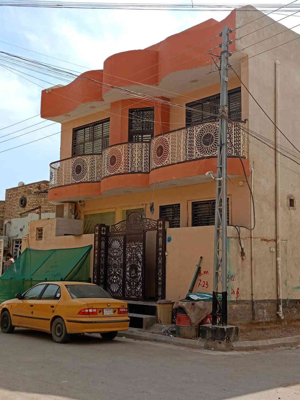 دار للبيع 100م مربع ركن قاطين حي النهاوند خلف البطاقة الموحدة بناء جديد غير محجوز ***********
