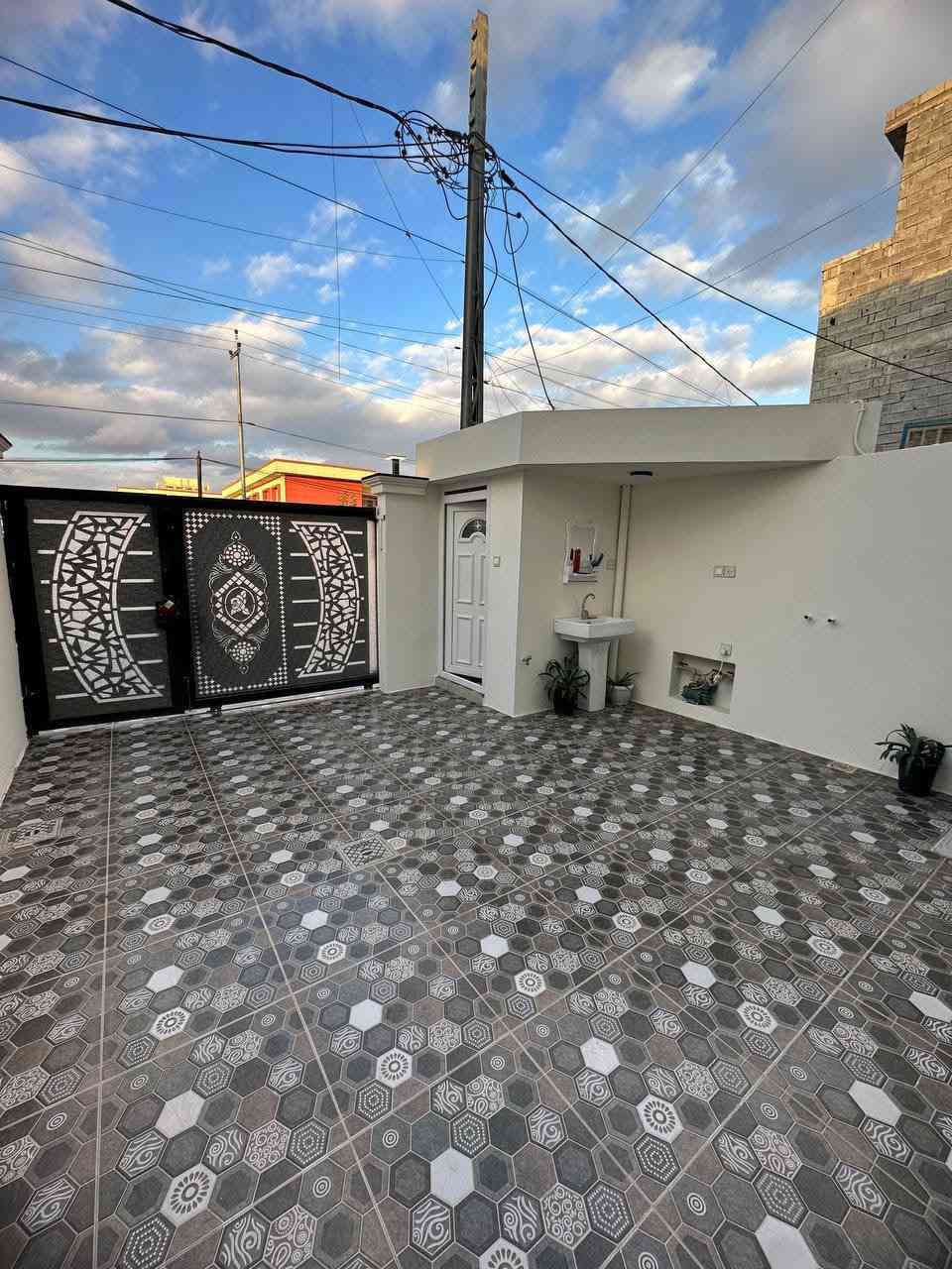 السلام عليكم 
 
⚪️للبيع 

دار ١٠٠ 🏠 طولاني طابق ونص بناء حديث 
فول الفول نظام دكت 
محتويات الدار /كراج واستقبال وهول ومطبخ وغرفتين نوم 
الموقع منطقه ال٥٥ وع شارع عشرين قرب المدارس 
باسم شخص واحد 
السعر ١٠٨ مع مجال قليل 

***********

***********
