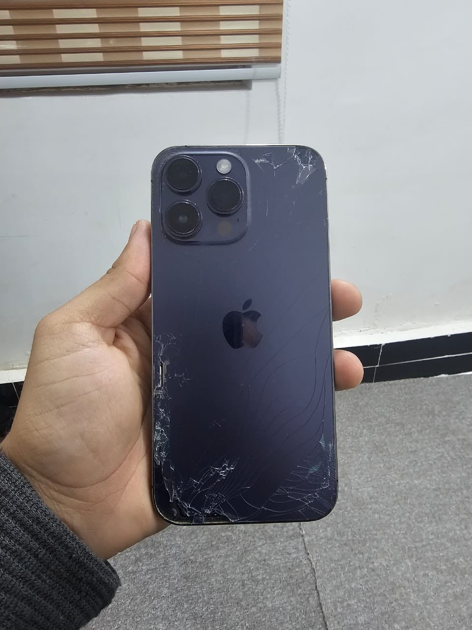ايفون 14 برو ماكس بنفسجي 
الذاكرة : 256 جيجا 
البطارية : 86% 
نموذج شرق اوسط شريحة وحدة 
نفس ما موضح بالصورة الخلفية مكسورة مع كسر صغير جداً بالشاشة 
الشاشة ما مبدلة ابد والجهاز ما مفتوح 
السعر : 750,000 الف 
المكان النجف الاشرف مجمع ابو تراب 
اتصال مع واتساب : ***********
