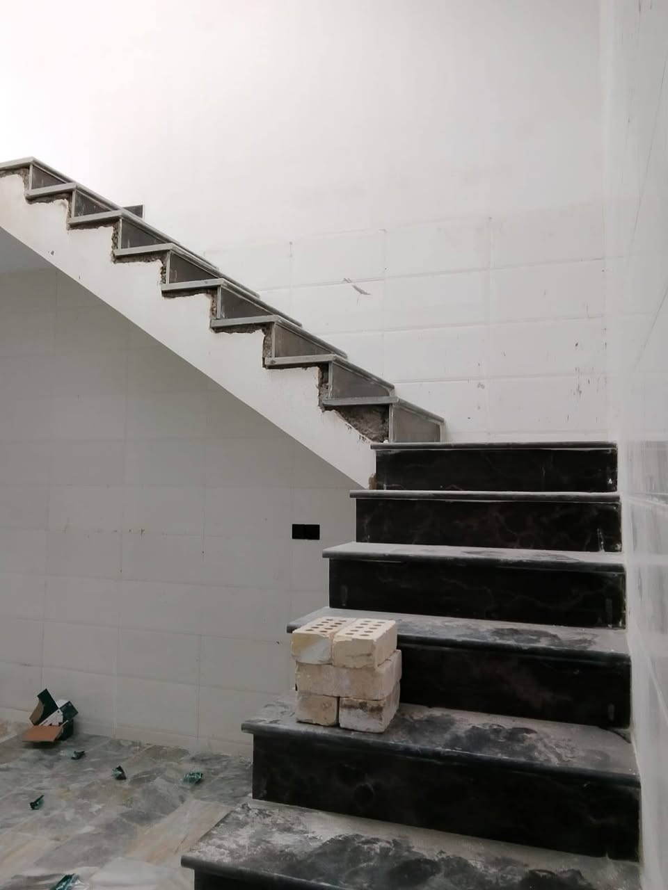 مشتملات عدد اثنين متجاوره مساحة المشتمل ١٠٠م واجهه ٥نزال ٢٠م طابقين ثلاث نوم استقبال مطبخ خدمات فارغ زيرو تسليم فوري الشعب خلف جامع الجهاد شارع عريض ٣٠م رصيف٥م 
مكتب الشعب للعقار الشارع المقابل لمطعم حجي عادل ومصور الكنز هاتف ***********
