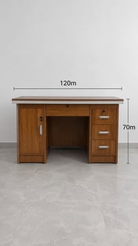 مكتب خشبي عملي وأنيق للبيع ✅ المقاس: 120 × 70 سم ✅ تصميم متين وعملي، م...