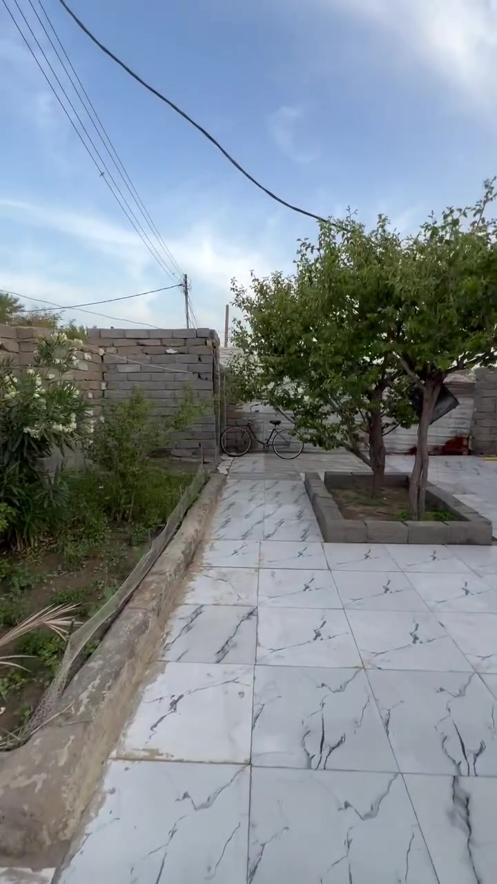 السلام عليكم بيت للبيع مكان بصره قضاء الهوير شارع البانزين خانه الحكومي مال خاص منطقت الهرد يحتوي البيت عله 3 غرف وصاله كبيره ومطبخ ومجمع صحيات ويا قطع 2 / للتواصل رقمي ***********
