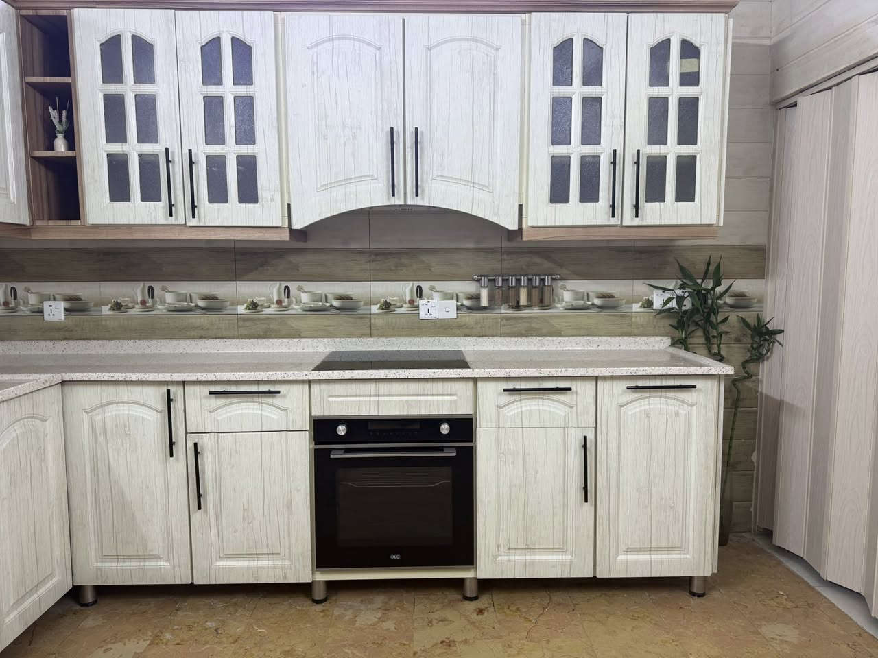 ابواب hdf خشب

ازارة والعكال خشب

والداخل المنيوم 

الكاونتر الارضي قياسة 3*2.5 متر

سطح الكاونتر مرمر

ملاحضة الطباخ والفرن مو من ضمن البيع

وبدون مغسلة بس كاونتر

السعر مليون ونص دينار عراقي

مع العلم كلفنة 4ملايين ونص

للتواصل والاستفسار 

***********

موجود واتس
