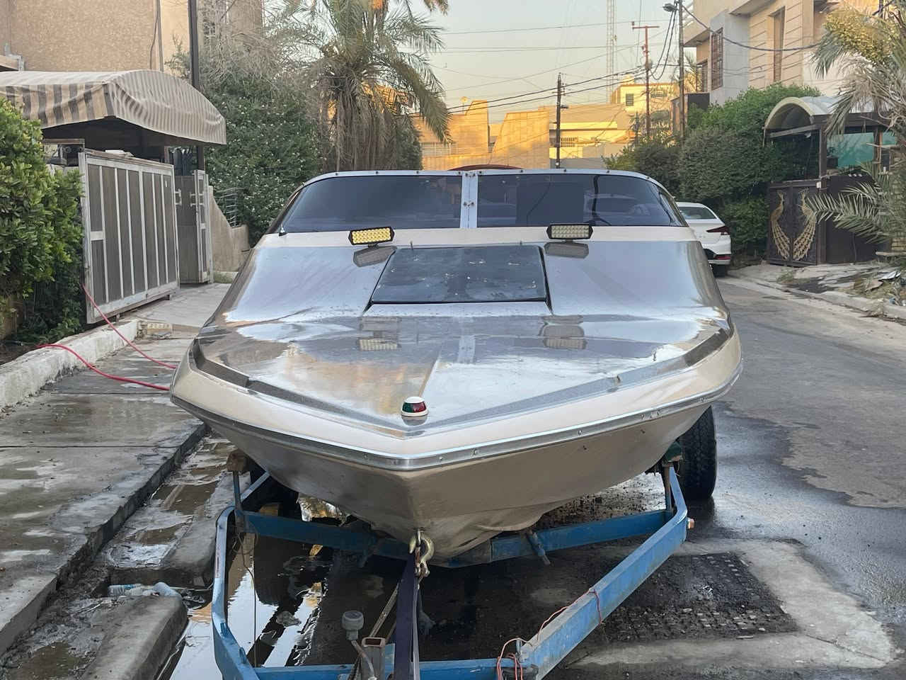 سلام عليكم للبيع زورق جدا نظيف مع محرك 200 ياماها شغال وجاهز  دوشمه وكهربائيات درجة اولى وغرفه شخصين بس بدون عربه سعر مناسب 65$ اتصل وتدلل ***********

