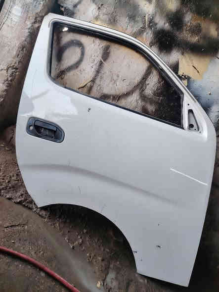 باب نيسان يورفان سقف عاليه للبيع  ***********
