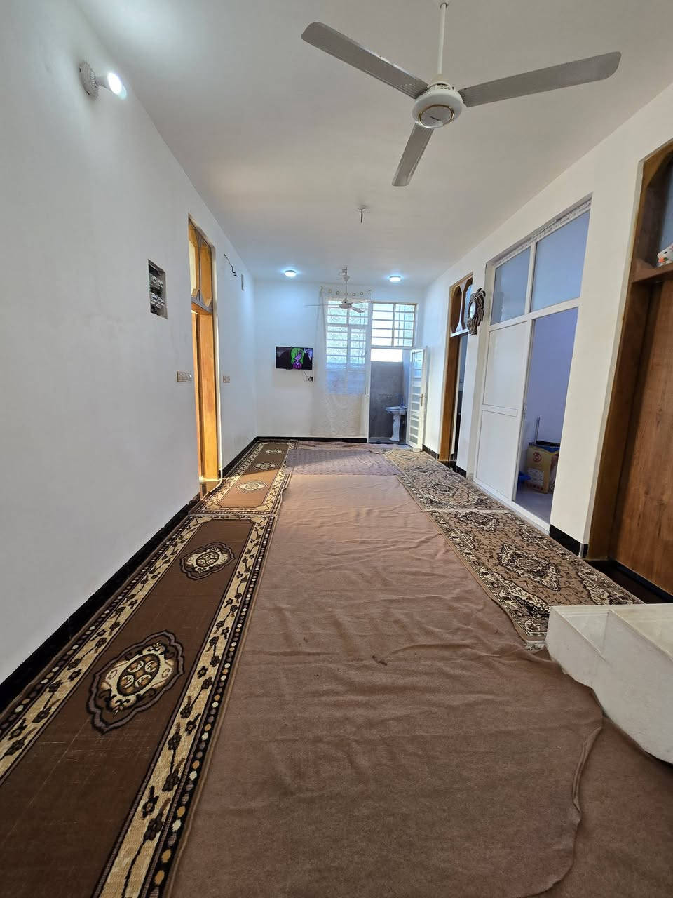 السلام عليكم   بيت طابو زراعي سند ٢٥ مساحه البناء ١٥٠ وقطعه١٠٠ متر بصف البيت يعني المساحه الكليه ٢٥٠ بناء حديث طابق واحد طابوق كامل البيت ركن على شارعين مكانه على طريق حله كربلاء  ابو غرق قرب سيطرة ام الهوى  قريب على الخدمي طريق الزوار  يحتوي على غرفتين نوم وهول ومطبخ واستقبال بناء ٢٥ و كدامه ساحه وشارع ١٠ متر كامل خدمات للاستفسار
***********
