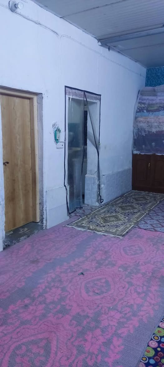 بيت للبيع نزله لواء حنين شارع الغريب ثالث بيت عن الركن. غرفتين نوم وصاله ومطبخ واستقبال وحمامين داخلي وخارجي  سقف سندويتش السعر 20 وبي مجال بسيط للأستفسار مراسله الصفحه او الاتصال على الرقم ‏‪0771 101 4851‬‏
