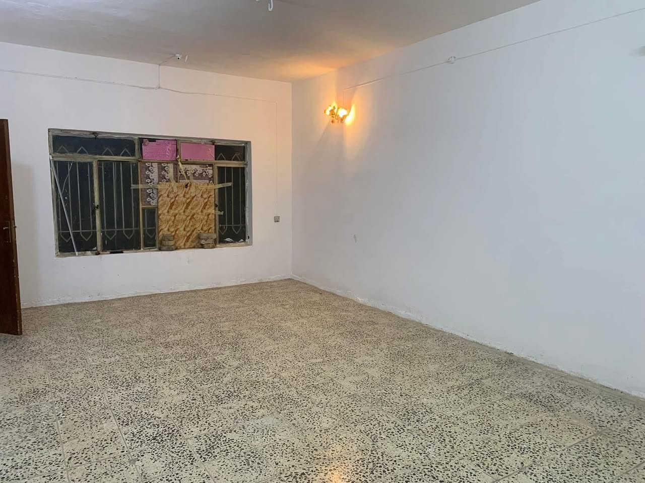 السلام عليكم ورحمة الله وبركاته 
دار للبيع طابقين ٢٠٠ متر طابو ملك صرف 
يحتوي الطابق الاول غرفتين نوم وصاله واستقبال ومطبخ وصحيات والطابق الثاني غرفتين نوم وصحيات العنوان بهرز حي السلام للأستفسار ***********
