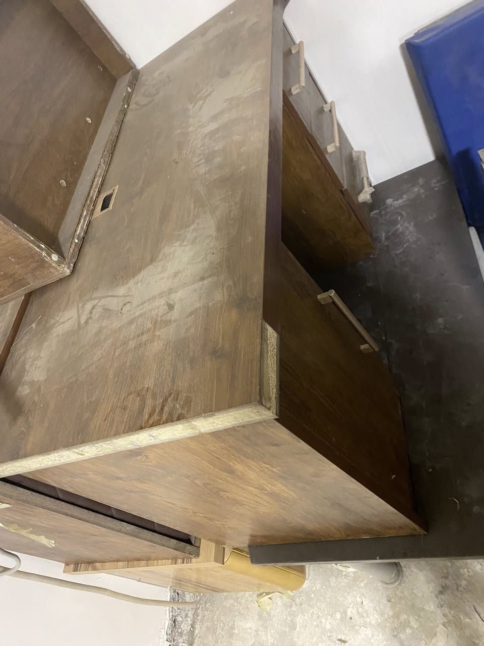 عندي غراض مال مكتب للبيع بحالة نظيفة كلش ومستعملة استعمال خفيف:

🪑 15 كرسي بلاستك  
🪑 15 كرسي جلد  
🪟 3 مبردات  
🛋️ 2 سديات  
🛋️ تخم قنفات كامل  
🪑 5 ميوزات مكتب  
🪑 2 ميوزة طوال مال اجتماع

بغداد – الشعب / حي البساتين  
📞 للاستفسار: ***********  

الغراض نظيفة وكلها جاهزة
