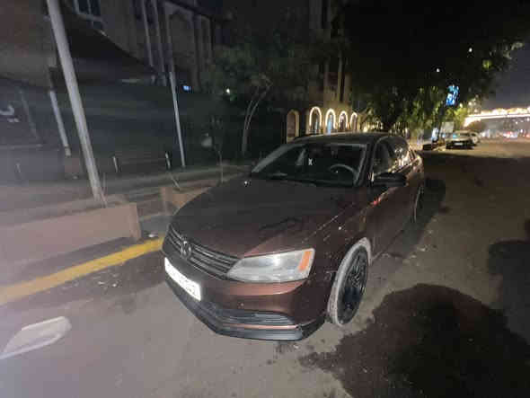 السلام عليكم 
جيتا للبيع مرقم اربيل 
SE مكينة ١٤٠٠ تيربو موديل ٢٠١٦ 
بيها صفحة صبغ جهة السايق ايرباكات سليمة وبيها بارد بالجاملغ الايسر الامامي  ماشية ١٤١ ميل 
السيارة بيها مشكلة تنقص مي 
صدر امامي خلفي جديد 
السعر ١١٠ 
مكاني بغداد 
***********
