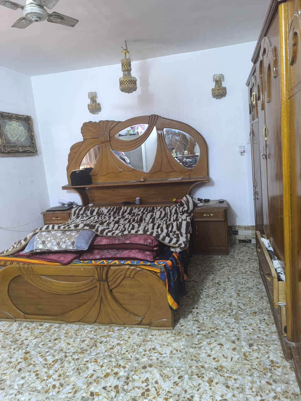 بيت ركن للبيع حي الشهداء الثالثه قرب مستشفى طيبه طابقين 4 غرف نوم + مطبخ + صاله + كلدور وصحيات المساحه 170 متر طابو زراعي سند 25 السعر 155 وبي مجال بسيط  للاستفسار اكثر المراسلة على الرقم ***********
