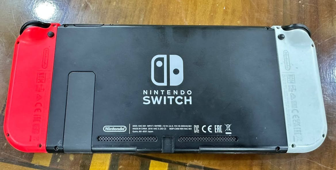 (السعر ٢٠٠ الف رحمه لولديك قبل لاتراسلني اقره شمكتوب )
نينتندو سويتج للبيع ((غير مهكر))
نظافة ١٠٠٪؜ 
ذاكره ٣٢
غراضه كاملة ماعدا الكارتون
جويكنات اصليه نيتتندو
شاحنه اصليه نينتندو
دوك اصلي نينتندو 
حامل جويكون اصلي نينتندو 
جويستك احترافي نوعية جيدة
جنطه اصليه
السعر٢٠٠ وبيه مجال قليل جداً لان الجهاز اخو الجديد
ملاحظة الجويكون الاحمر بيه دگمة r عاطله
اما بقية الجهاز ف اي خلل ما بيه


**إذا كنت صاحب هذا الإعلان وتريد حذفه لأي سبب، رجاءا أرسل رسالة إلى الدعم الفني**