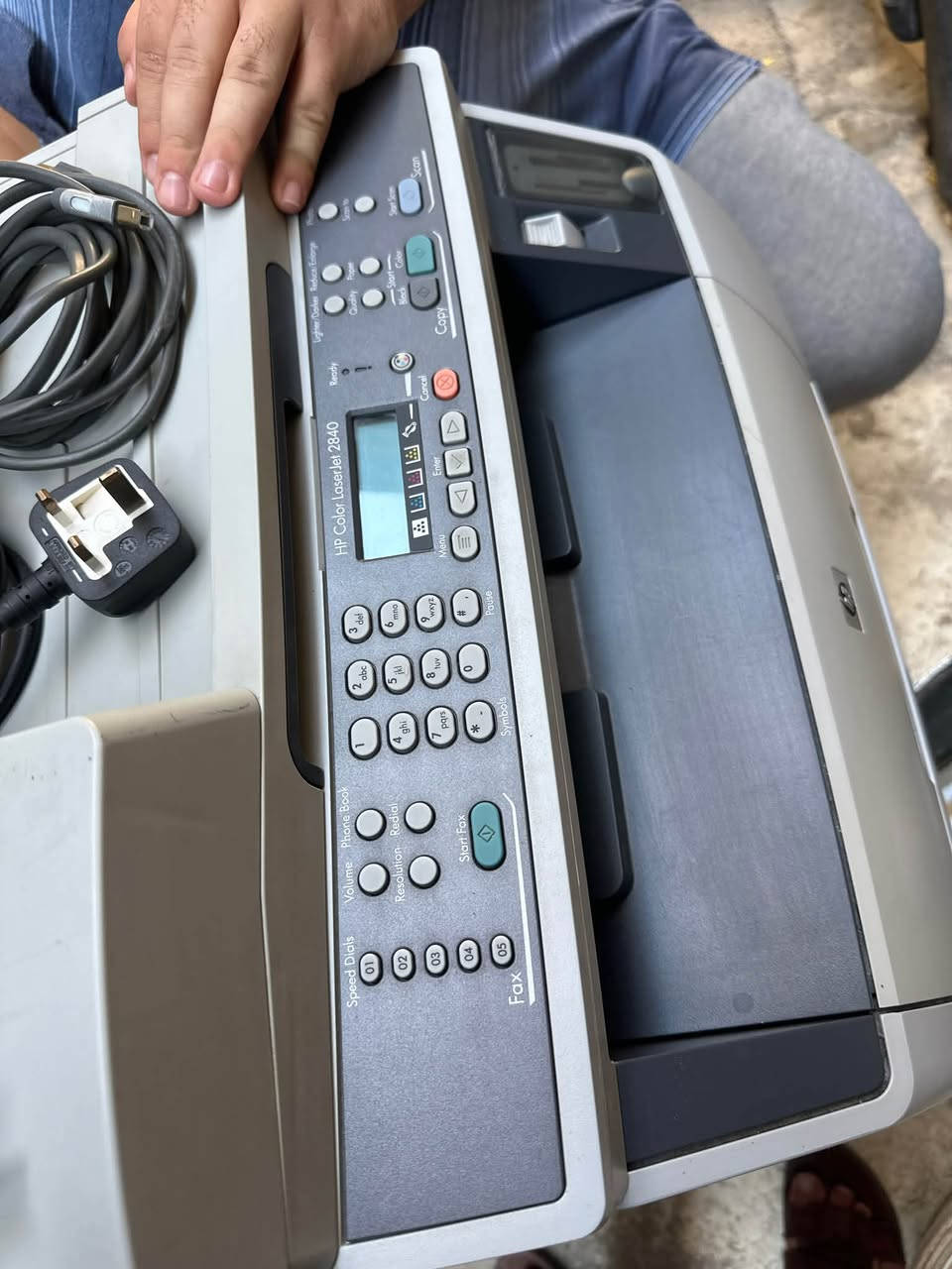 لعشاق الفخامة والقوة والمتانة ✨⚔️
طابعة ليزر ملونة متعددة الوظائف HP Color LaserJet 2840 (بحالة ممتازة)
عشاق الإنتاجية والأعمال الشاقة، متوفر للبيع طابعة وملقم مستندات متكامل من شركة HP الغنية عن التعريف. جهاز "اعتمادي" بكل معنى الكلمة، مثالي للمكاتب، الشركات الناشئة، أو الاستخدام المنزلي المكثف.
📌 المواصفات والميزات الرئيسية:
 نوع الطابعة: ليزر ملون (Color LaserJet) - جودة طباعة ثابتة ولا تجف الأحبار فيها مثل الطابعات العادية.
 الوظائف (4 في 1): * 🖨️ طباعة (ملون وأسود) بجودة عالية ونصوص حادة.
 📑 تصوير (Copy): تصوير سريع ومباشر من الجهاز.
 🔍 سكانر (Scanner): ماسح ضوئي مسطح (Flatbed) بالإضافة إلى ملقم مستندات أوتوماتيكي (ADF) في الأعلى لتصوير عدة أوراق معاً بلمسة زر.
 📠 فاكس (Fax): لوحة مفاتيح متكاملة مخصصة لإرسال واستقبال الفاكسات وتخزين الأرقام.
 التوصيل: تأتي مع كابل الطاقة (الموضح بالصورة) وكابل التوصيل بالكمبيوتر USB. كما تدعم التوصيل الشبكي (Ethernet) للمشاركة في المكتب.
 الحالة: نظيفة جداً، الأزرار والشاشة بحالة ممتازة، ومرفق معها الكابلات الأصلية وجاهزة للمعاينة.
السعر 80 قابل للتفاوض بشيئ بسيط


**إذا كنت صاحب هذا الإعلان وتريد حذفه لأي سبب، رجاءا أرسل رسالة إلى الدعم الفني**