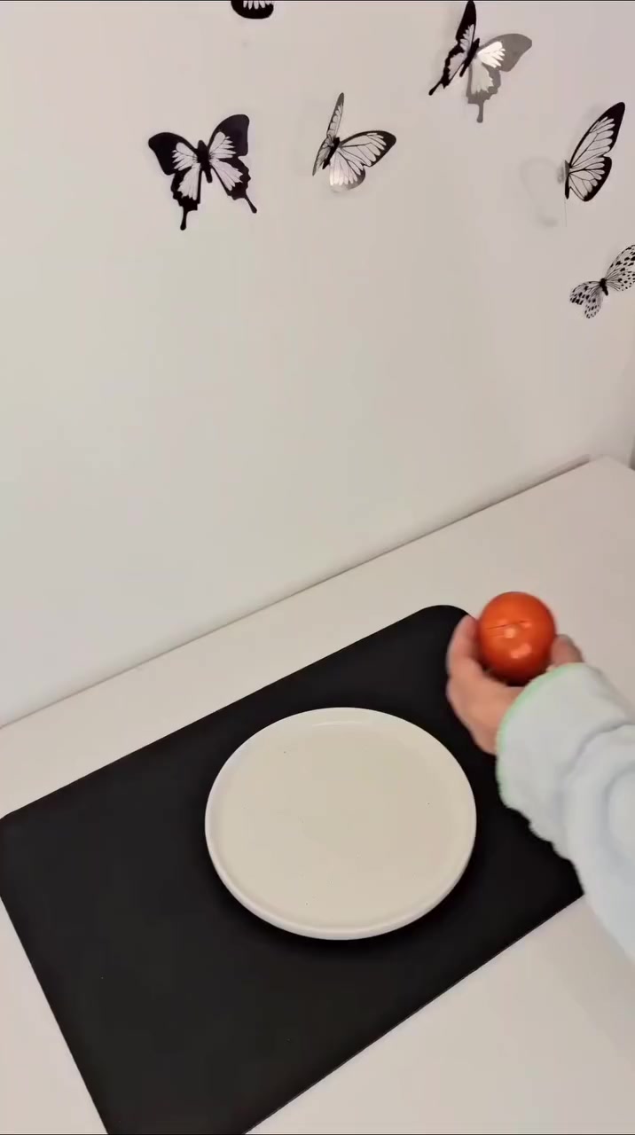 السعر 18الف توصيل مجاني 
مستحد سكاكين كهربائي محمول بدون سلك – Swift Sharp

الاستخدامات

شحذ سكاكين المطبخ بسرعة وسهولة.

إعادة حدّة المقصات بجميع أنواعها.

شحذ مفكات البراغي والأدوات اليدوية الصغيرة.

مناسب للاستخدام المنزلي اليومي دون الحاجة لخبرة.

المميزات

يعمل بمحرك كهربائي عالي السرعة لنتيجة شحذ دقيقة خلال ثوانٍ.

تصميم بدون سلك (Cordless) لسهولة الحمل والاستخدام في أي مكان.

حجر شحذ دوّار احترافي يعيد الحدّة الأصلية للشفرة.

دليل توجيه مدمج يثبت السكين بالزاوية الصحيحة أثناء الشحذ.

حجرة سفلية لتجميع بقايا المعدن والمحافظة على نظافة المكان.

مناسب لشحذ:

- السكاكين
- المقصات
- مفكات البراغي
- الأدوات المنزلية الصغيرة

تصميم مدمج وخفيف لا يشغل مساحة في المطبخ.

غطاء شفاف للحماية أثناء الاستخدام.

يعمل بواسطة 4 بطاريات AA (غير مرفقة).

سهل الاستخدام وآمن للاستعمال المنزلي.

محتويات الصندوق

جهاز مستحد سكاكين كهربائي Swift Sharp

دليل الاستخدام

الملاحظات

بلد المنشأ: صنع في الصين (Made in China) – موضح على الكتيّب (DY-521).

غير مناسب للسكاكين المسننة ذات الأسنان الدقيقة جدًا.

يُنصح باستخدام بطاريات قلوية وعدم خلط بطاريات جديدة مع قديمة.

للاستخدام المنزلي فقط.

يُحفظ بعيدًا عن متناول الأطفال.

أبعاد الغلاف

- الطول: 18 سم
- العرض: 7 سم
- الارتفاع: 10 سم


**إذا كنت صاحب هذا الإعلان وتريد حذفه لأي سبب، رجاءا أرسل رسالة إلى الدعم الفني**