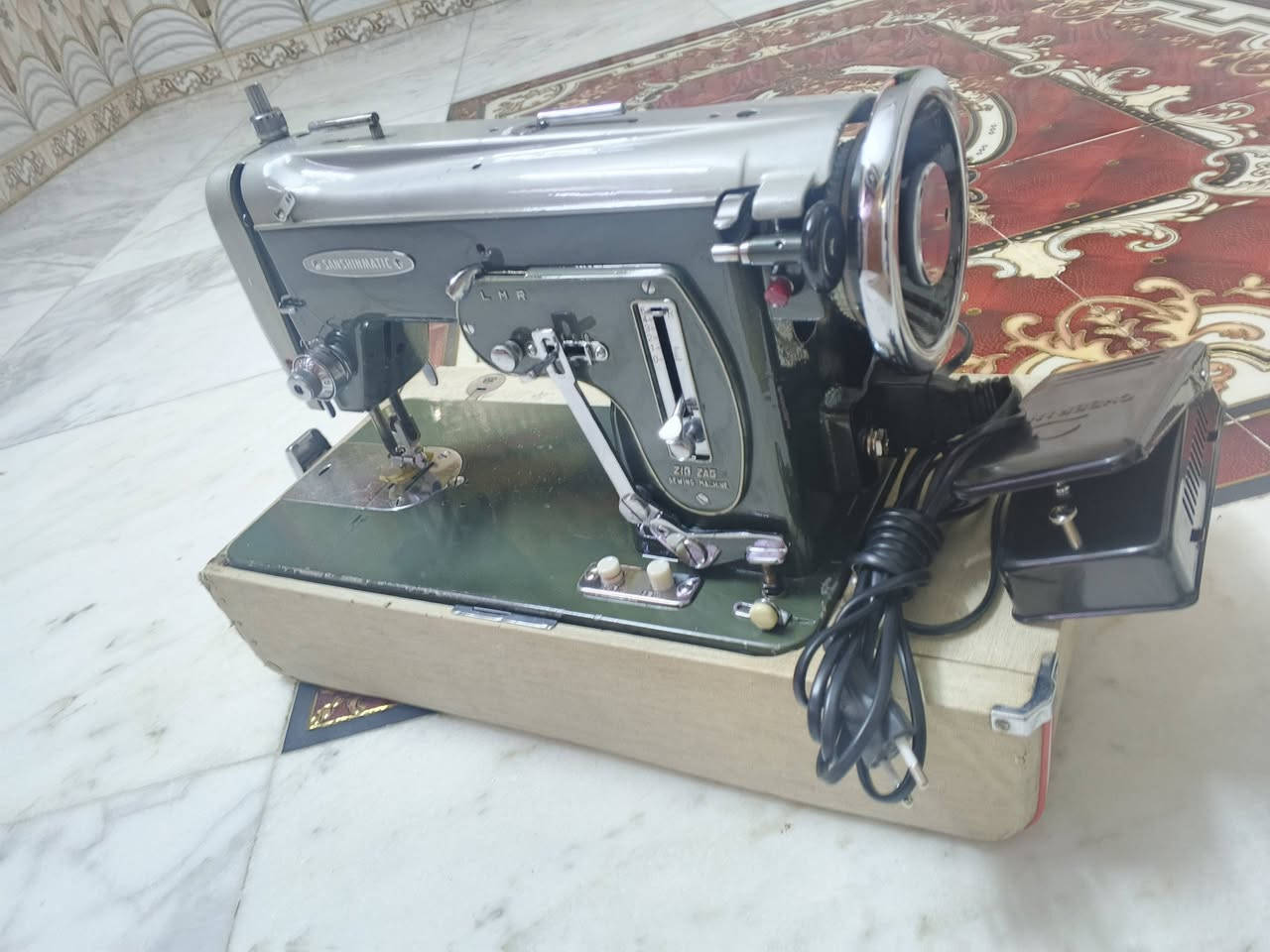 ماكنة خياطه منزلي خياط فقط بدون تطريز ماكنه انكليزي اصلي تشتغل جميع انواع لاقمشه اناره ذاتيه سعره 100 رقم هاتف ***********
