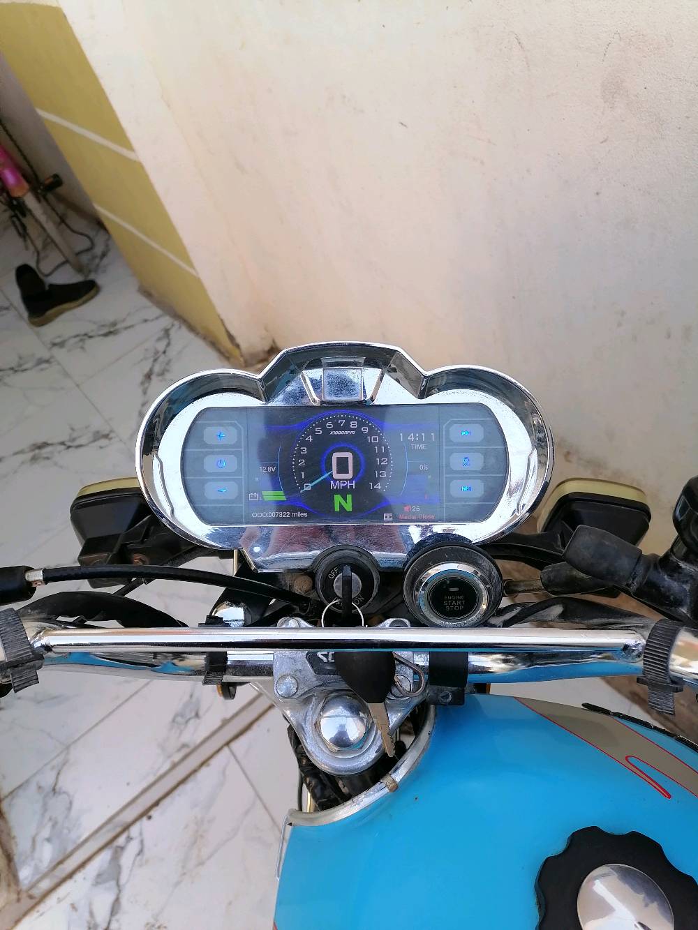 دراجة نارية موديل سيف, سعة المحرك 200cc. الدراجة تحمل اللون الأزرق مع بعض التفاصيل باللون الأحمر. مزودة بقرص فرامل أمامي وعداد رقمي لقياس السرعة. الإطارات بحالة جيدة وداخلية الدراجة نظيفة ومجهزة بشكلٍ كامل. مناسبة للتنقلات اليومية.