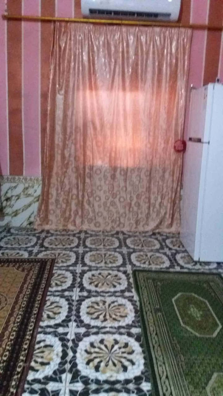 سلام عليكم 
بيت نواب ضباط قريب عله مدرسة القلم 
مساحه البيت 150متر  البيت صب 
خدمات ماي ومجاري وجاي يشتقلون بيه علمود صبون شارع مالته  بيت كله سيراميك صحيات خارجيه وحمام داخلي 
رقم الهاتف ‏‪***********‬‏
سعره 22 وبيه مجال
