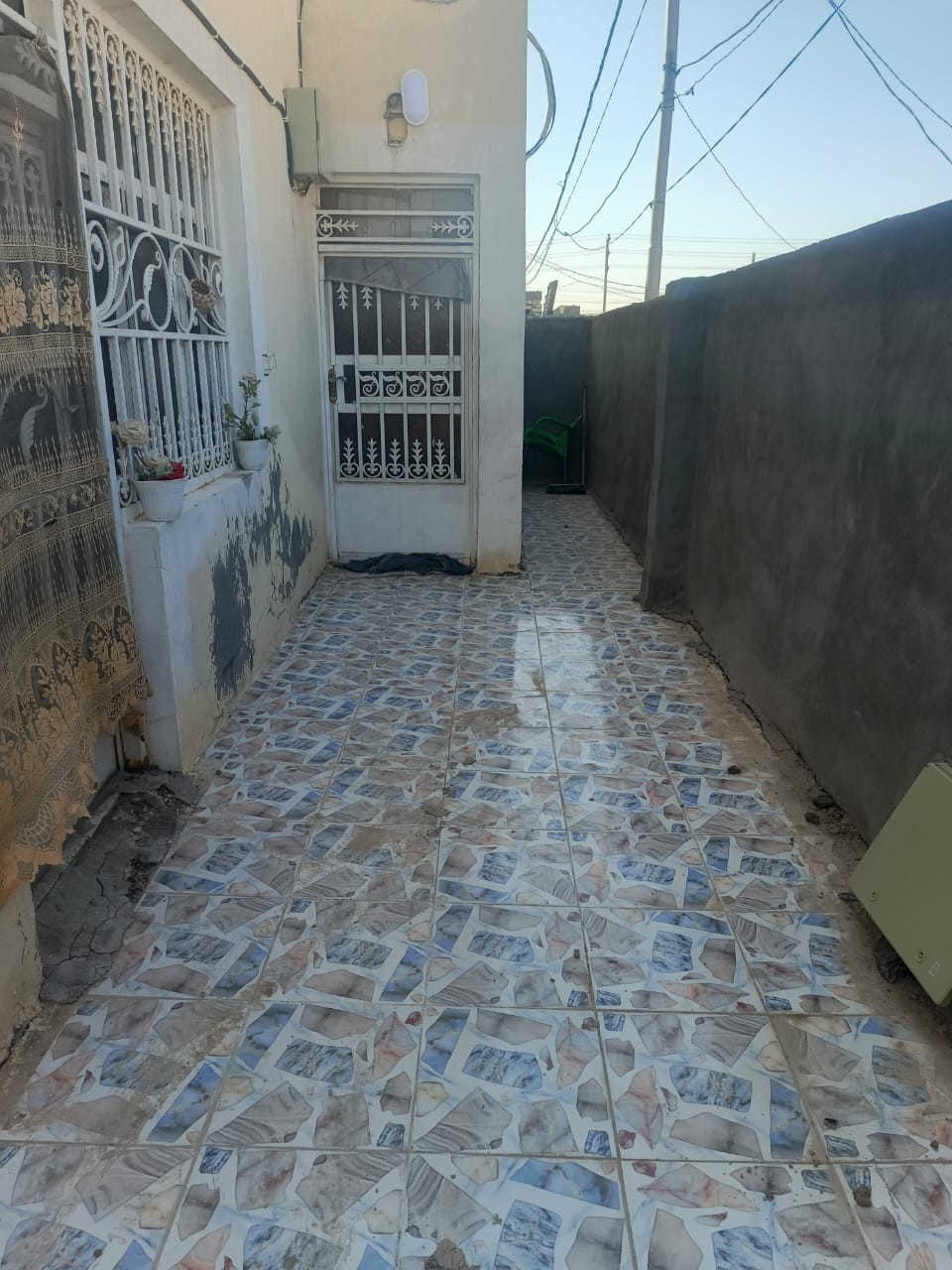 اللهم صل على محمد وآل محمد
بيت للبيع المساحه 200م طابو زراعي سند 25 عكاده  بااسمي يتكون البيت من كراج وحديقه وصاله كبيره ومطبخ وغرفه وبراني وصحيات خارجيه وداخليه عنوان البيت حي الجامعه نهاية شارع 20 رابع فرع 

للاستفسار الاتصال على هذا الرقم

*********** او خاص
