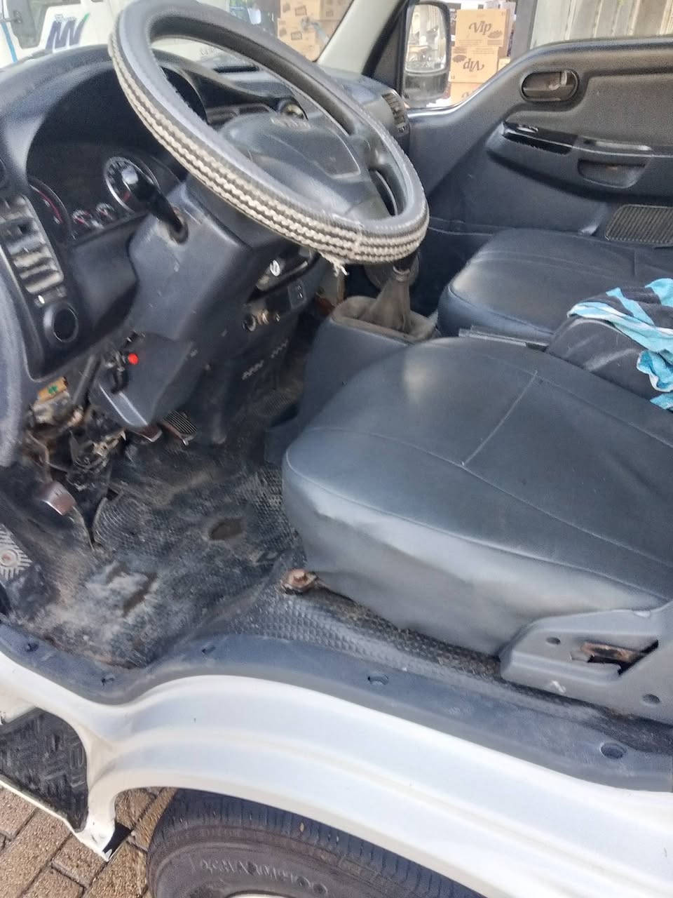 السلام عليكم كيا بنكو للبيع موديل 2005 رقم بغداد إنكليزي سنويه 30 مشروع وطني هزه جديده مكفولة من الضربه والكص والتبديل بيهه مكانات صبغ للجماليه مكينه مسكر محور بم ونوزل بيهه بخار قليل  كير اكسل مكفول شاصي مكفول رقم شاصي شعار مثبت بالسنويه سياره جاهزه السعر 75 وبيه مجال مكاني بغداد مدينة الصدر الشراي يخابر *********** غير متواجد على الفيس
