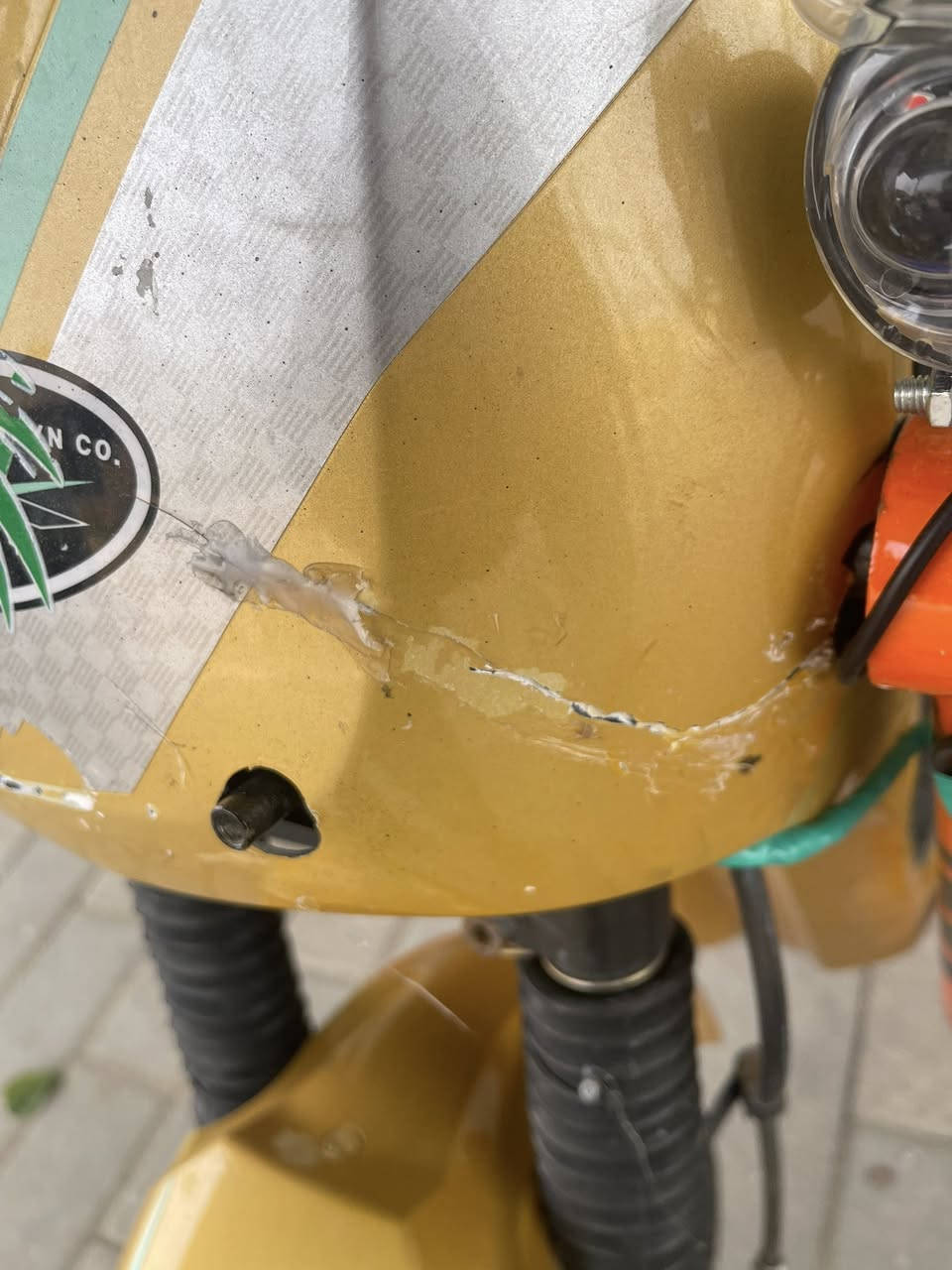 السلام عليكم اكس ٩٠٠ ابو الصندوق                         للبيع الدرجه ماشيه ١١١٩   كيلو  ملف ٢٠٠٠ البطاريات ٣٢ أمبير  ١٠/١٠ سعر ٥٥٠ الف قفل ***********
