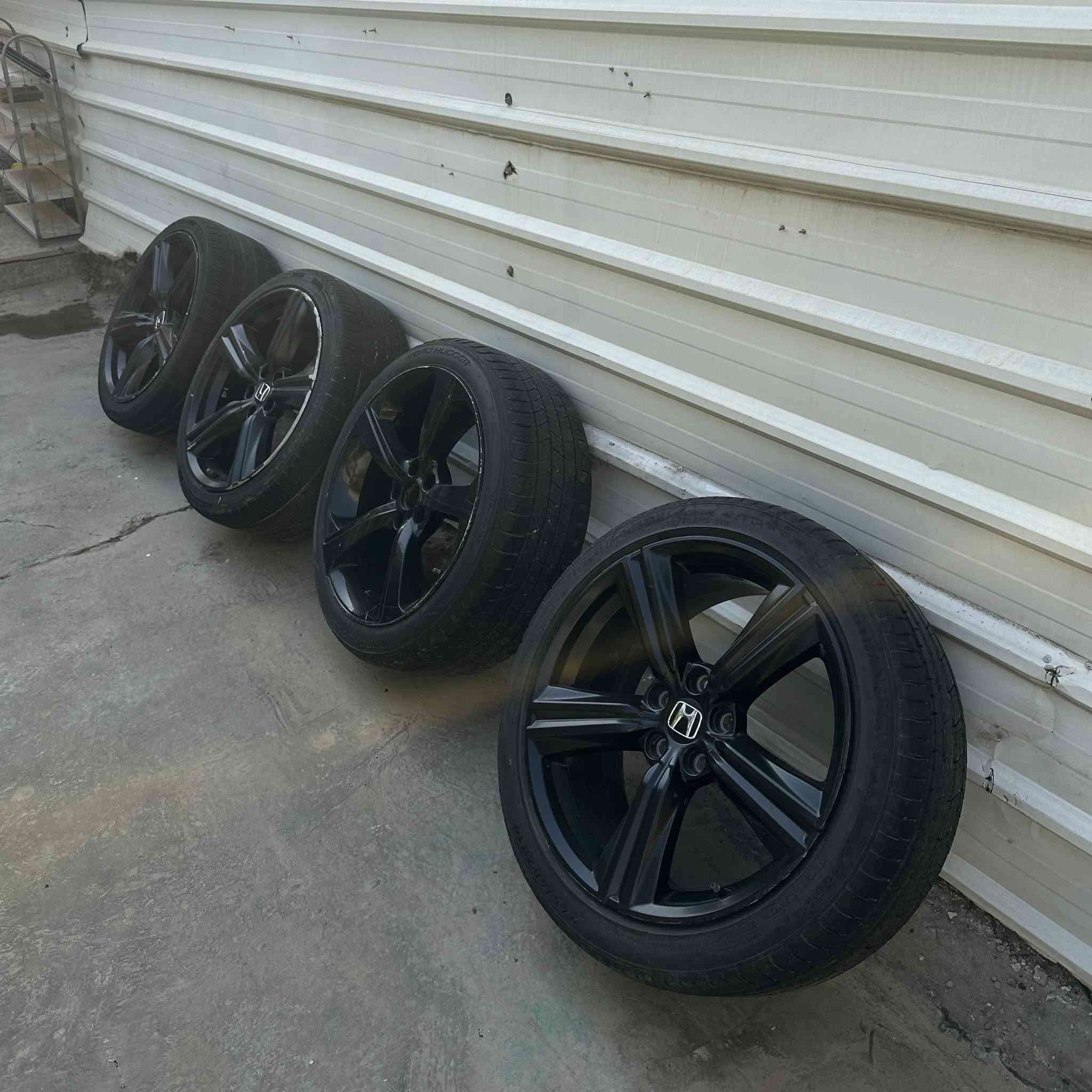 السلام عليكم شباب تخم ويل 17 نضيف جدا لا تصليح ولا شخط  للبيع وموجود مفرد نضيفات كل الفائات موجوده 
للاستفسار *********** 📞
