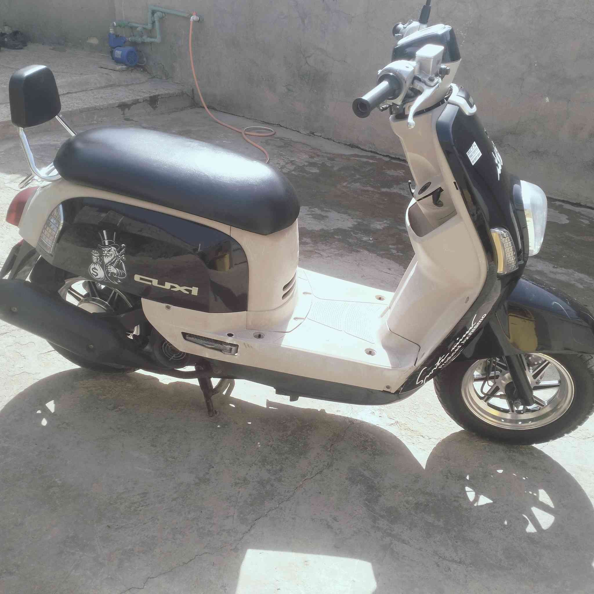 دراجه بوليس كفاله عامة
كلشي شغال بيها رايدها ب700 وبيها مجال  
تواصل ***********
