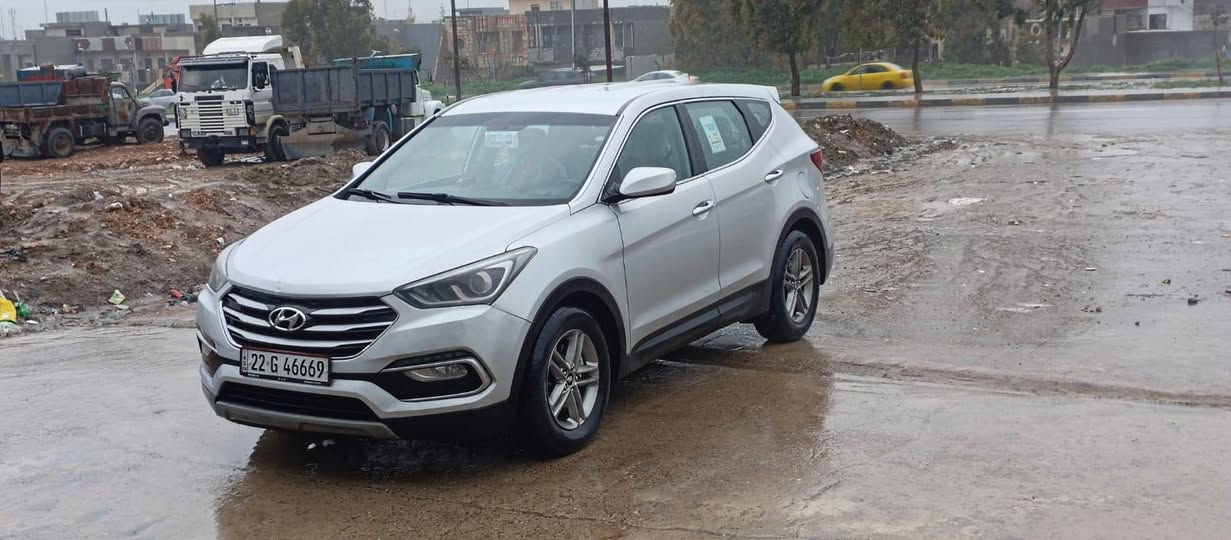 السلام عليكم
سنتافي 20017
سنويه جديده 
بيها قطعين باب السائق وباب الخلفي بدون دواخل 
كير محرك شرط سياره جاهزه ،السعر,150$
***********
