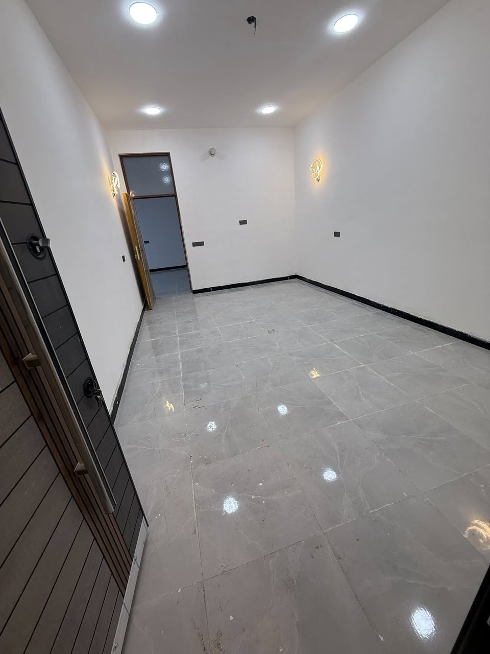 السلام عليكم
بيت جديد بناء رفت 
بناء طابوق 
ستقبال +مطبخ+صاله +غرفه نوم.  +حمام.   الطابق الاول 
الطابق الثاني.  غرفتين نوم وصاله وحمام 
المساحه البيت 150 م طابو ملك صرف
موقع البيت المدائن حي التصنيع خلف البيطرى 
الاتصال او المرسله واتساب 
***********
***********
