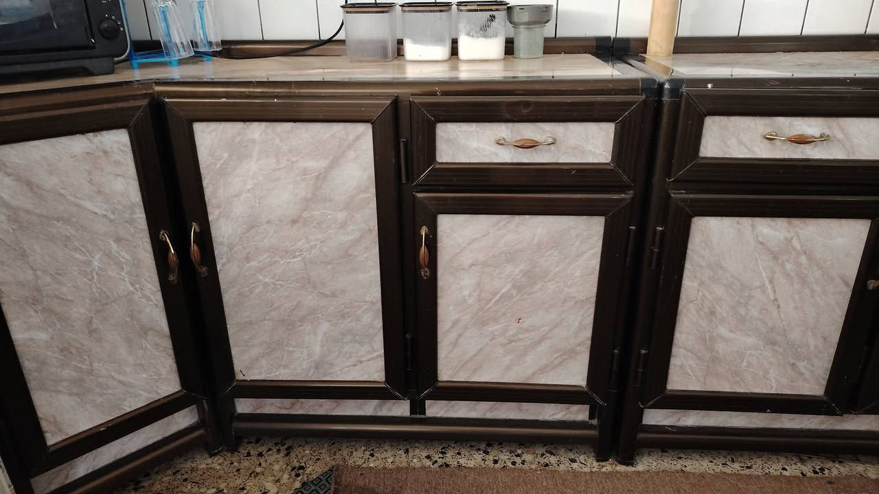 السلام عليكم عندي تخم عشر مقاعد مع زوليه نفس اللون السعر 200 وبي مجال وكاونترات سعر 125 للاستفسار ع الرقم ***********
