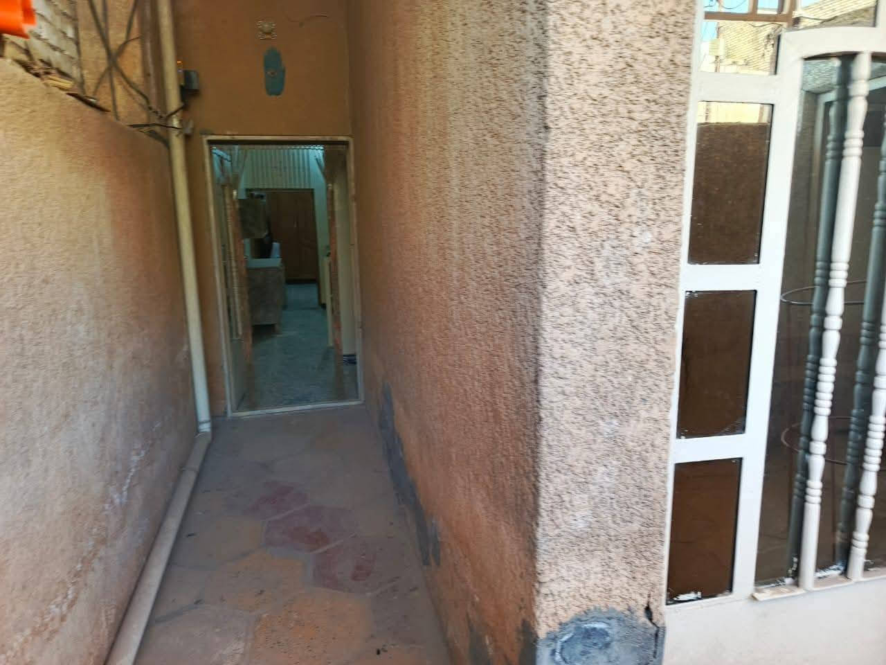 بيت 75 متر بالجريخي خلف مدرسة الحكيم البيت نضيف وعالي عن الشارع خدمات كامله مجاري تبليط ومقرنص
والبيت حالي فارغ وجاهز للسكن السعر 60 وبي مجال 
للاستفسار ***********
