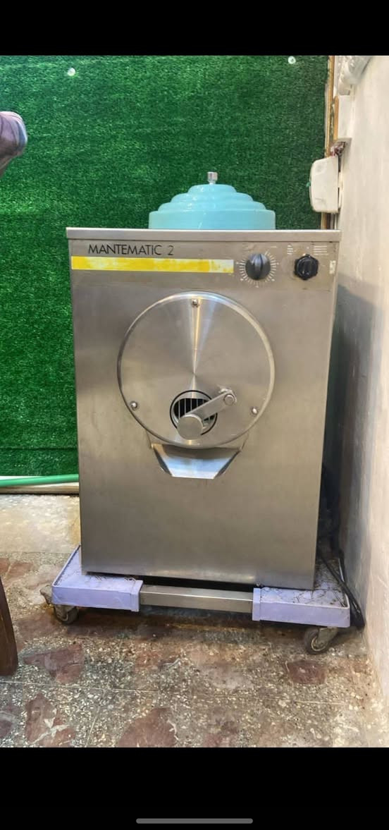 غراض محل مرطبات و مثلجات للبيع 
السعر 15 ورقة ds 
 سلاش ازبري. ايطالي  السعر 12 ورقة 
سوفت السعر 10اوراق 
 كراسي + ميوزة + كاونتر
للاستفسار *********** البصرة, العراق
