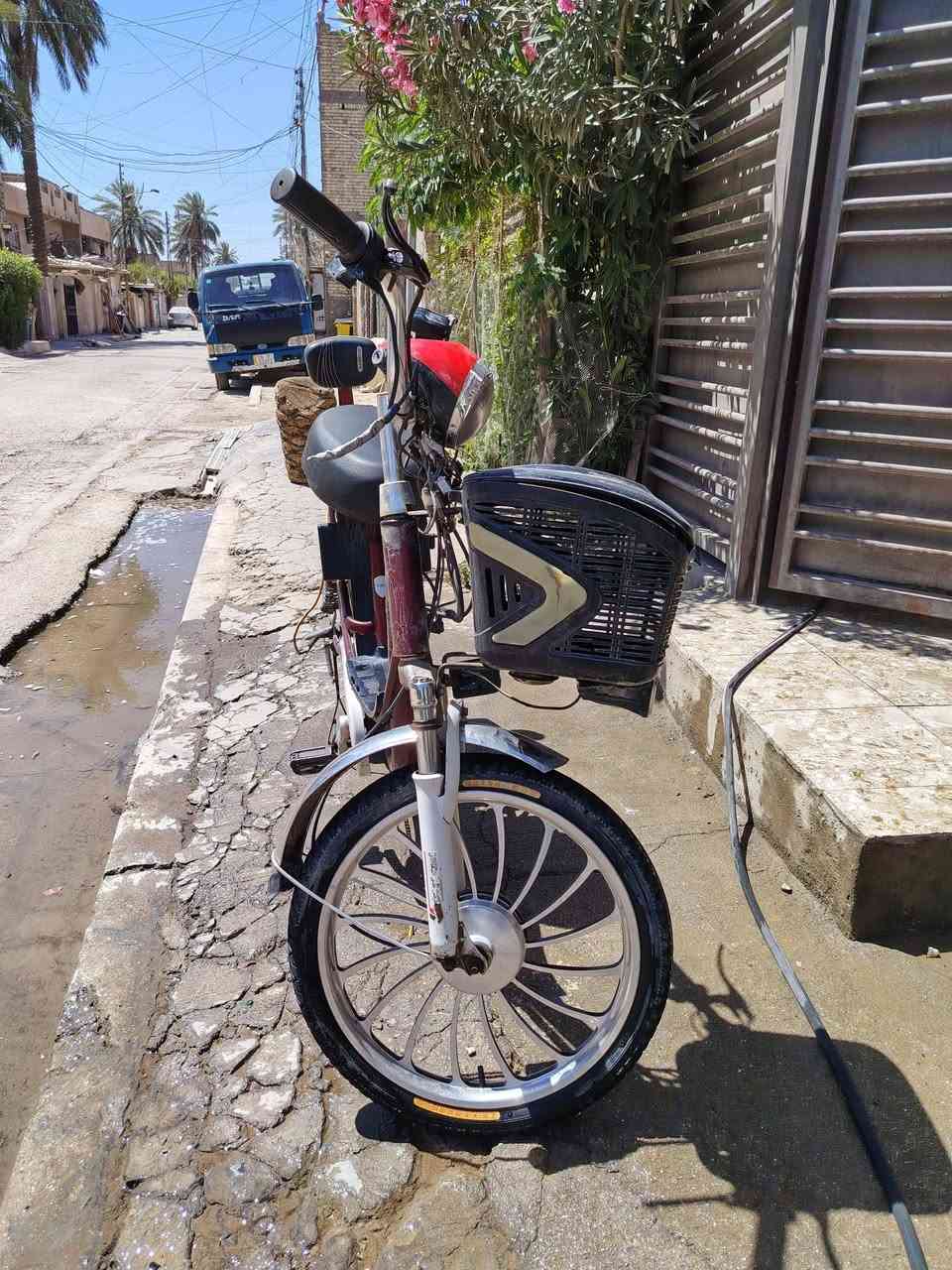 دراجة شحن 4 باتريات شغالة كلشي كامل بيها عداى باتريات تعبانه نسختين سويج بيها للبيع السعر 175 بيها مجال
رقم ***********

مكان بغداد الدورة
