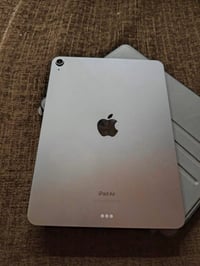 آيباد اير M2 • ١٢٨ جيجا • بطارية ٩٥٪