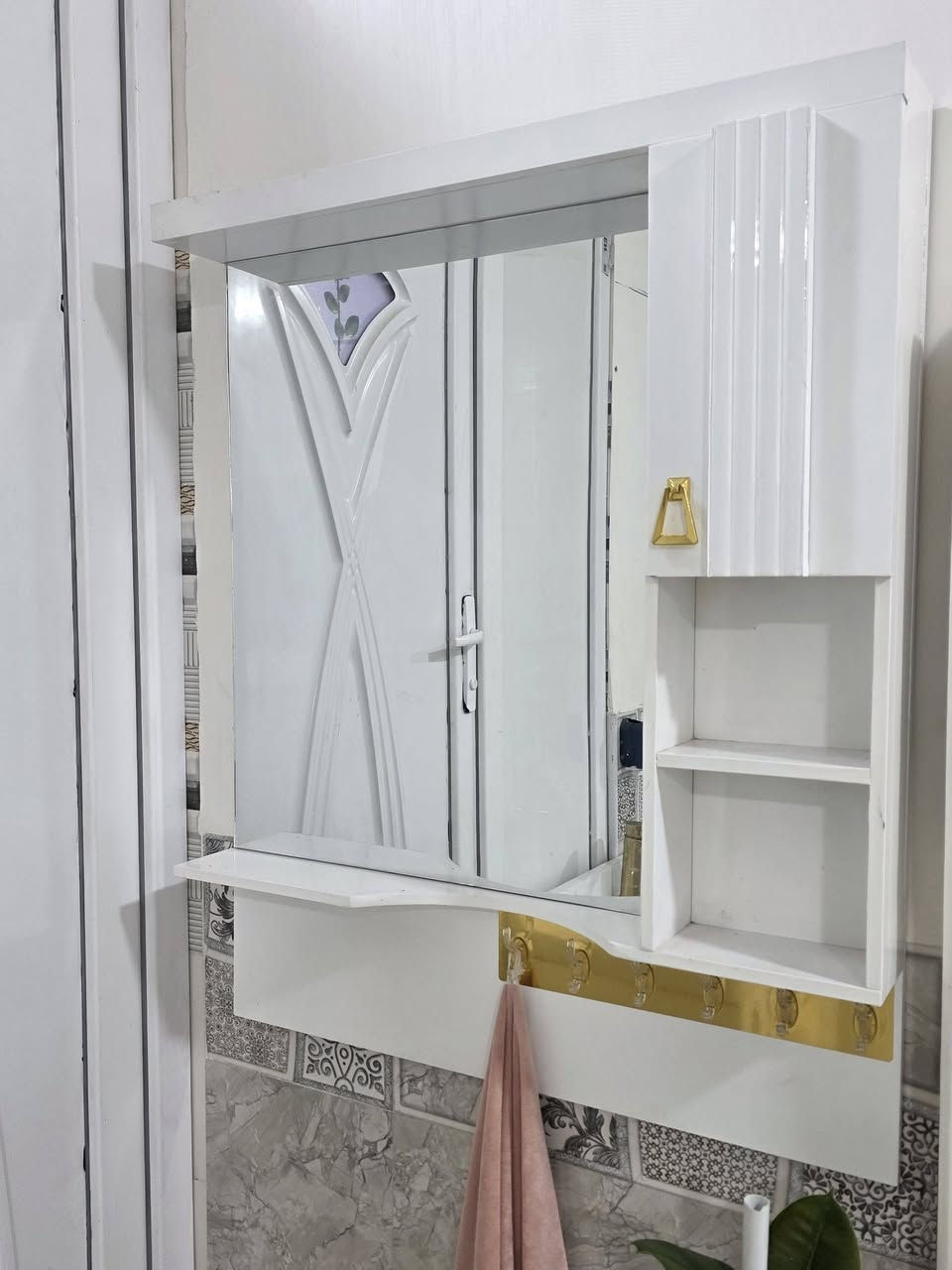 السلام عليكم مغسلة مودرن حديث مع مرايه  استخدام قليل كلش للبيع مكاني حله كريطعه
***********
