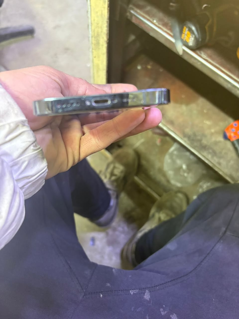 ايفون ١٢ برو 
فقط برو ابو ٣ كامرات مو ماكس 
ذاكرة ١٢٨
مبدل شاشه وفيس ايدي ميشتغل 
والضهر مفطور 
نسبه البطاريه ٧٣ بيلادي ميصرف 
والباقي كلها شرط 
مبي اي عيب انطي شرط 
سعره 180 الف 
وبي مجال قليل 

وهاي رقمي 
***********
متوفر واتساب
