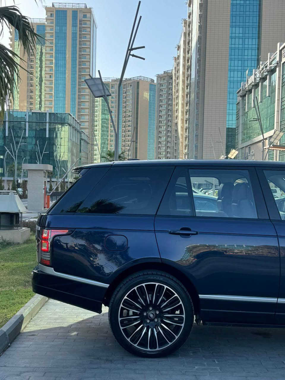 🔥 للبيع رانج روفر  فوك 
✅ المعلومات الأساسية:

 • موديل: 2014 
سيارة تحتوي على باج تضليل نسبة 80‎%‎
 • وارد: الماني 
 • مكفول من الصبغ
 • محرك v6 ديزل اقتصادي 
 • ناقل حركة أوتوماتيك 8 سرعات

 • نظام Terrain Response بعدة أنماط قيادة
 • نظام تعليق هوائي إلكتروني متكيف
ماشية 171 
 

✨ المواصفات الخارجية:

 • سقف بانوراما كهربائي
 • باب خلفي كهربائي علوي وسفلي
 • كاميرا خلفية 
 • حساسات أمامي + خلفي + جانبي
 • مرايا كهرباء + تسخين + طي كهربائي
 • زجاج دبل عازل للصوت
 • زجاج خلفي خصوصي
 • إنارة ترحيبية أرضية
 • أضوية LED نهارية
 • نظام غسيل مصابيح أمامية

🛋️ المواصفات الداخلية

 • جلد طبيعي اسود  فاخر بالكامل 
 • سقف داخلي بيج
 • تطعيمات خشب طبيعي / ألمنيوم
 • مقاعد أمامية كهرباء
 • مقاعد خلفية كهربائية
 • تبريد + تسخين جميع المقاعد
 • خاصية المساج
 • ذاكرة حفظ وضعية المقاعد
 • تحكم كهربائي بالمقود
 • تكييف رباعي المناطق مستقل
 
 • دواسات ألمنيوم رياضية كهربائية 

🎵 التكنولوجيا والأنظمة:

 • شاشة لمس كبيرة 
 • عدادات ديجيتال
 • نظام ملاحة أصلي
 • نظام صوت Meridian Surround
 • بلوتوث + USB + AUX
 • تحكم كامل من المقود
 • مثبت سرعة عادي 
 • Head-Up Display
 • تشغيل بصمة (Start/Stop)
 • دخول ذكي بدون مفتاح
 • 

🛡️ أنظمة الأمان المتقدمة:

 • ABS
 • ESP
 • نظام مانع الانزلاق
 • نظام مانع الانقلاب
 • وسائد هوائية متعددة
 • مراقبة النقطة العمياء
 

 • مساعد نزول منحدرات
 • مراقبة ضغط الإطارات
 • نظام تثبيت السيارة على المرتفعات

📌 السيارة نظيفة جداً – استخدام شخصي – 
📍 الموقع: (واسط /الصويرة )
📞 التواصل: (***********)
💰 السعر 310

🔥 بغداد, العراق
