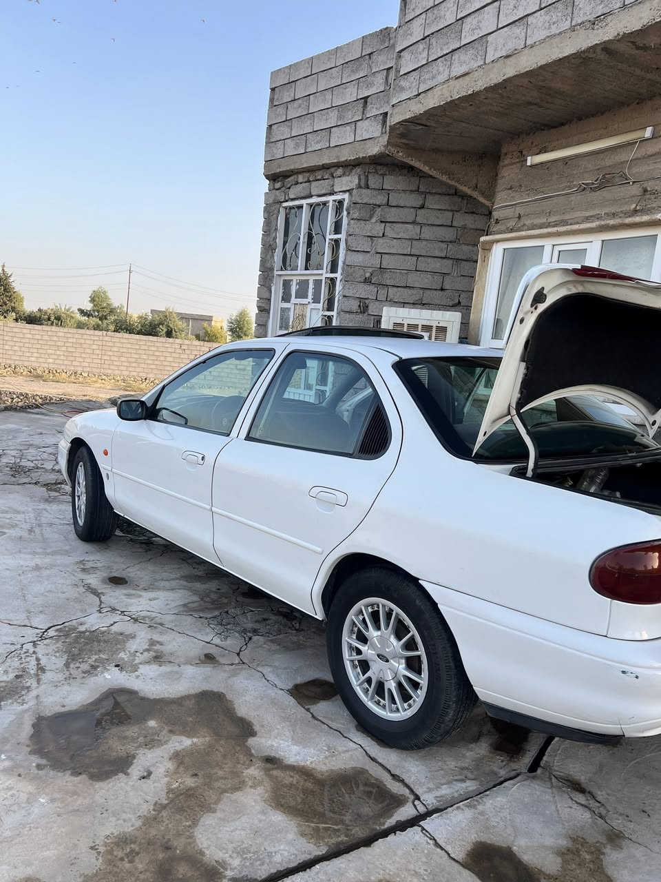 السلام عليكم للبيع فورت مونديو 1994
سياره جديده مال جناي كير توماتيك تبريد ثلج سياره مكفوله كامل 
بيها صبغ بس الدعاميات جماليه كابون بانزين شرط التحويل 
الرقم ***********
السعر 47 وبيها مجال قليل
