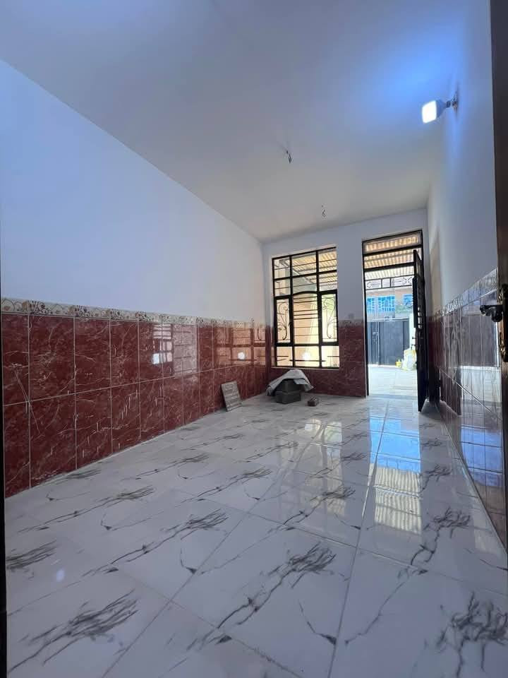 السلام عليكم يتوفر لدا مكتبنا مشتمل للبيع المساحه 35متر طابقين يحتوي على غرفتين نوم فوك وجوه استقبال ومطبخ وخدمات موقع المشتمل الشعب قرب سوق شلال قرب شارع عدن شارع عريض عرض الشارع 25متر ورصيف 8امتار موقع جيد جداً الاستفسار مكتب الشعب للعقار ***********
