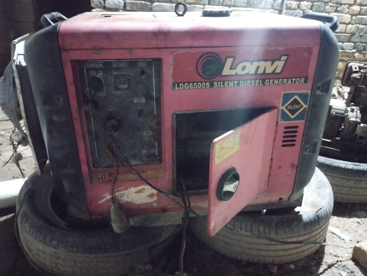 السلام عليكم  مولده كامه  للبيع شغاله كاتم تنطي 7كيفي جديده كاتم على الفحص.بيه مروحه حتى تبرد المحرك من يحمه    .... اما المحرك. هاذه بدون توليد بس الكفر  موجود   شغال على الفحص. وتنطي 7كيفي  ***********موجود واتساب
