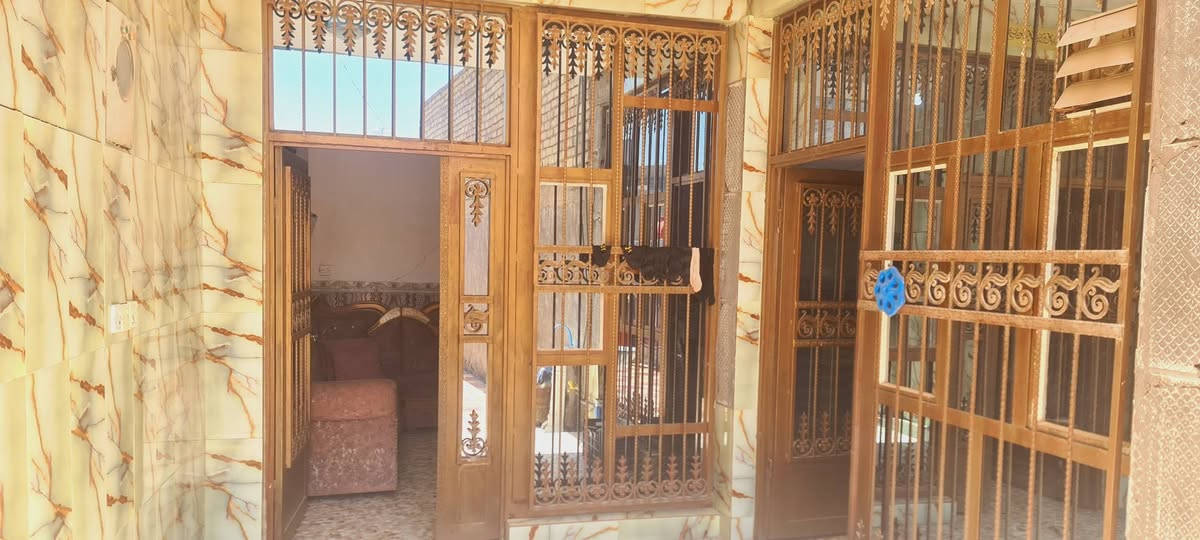 السلام عليكم دار لليبع طابقين  مساحة 125 م  سند 25 طابو زراعي مدخل البيت طارمه كبيره +صاله +مطبخ +كليدور +غرفه نوم واحده+ مجمع صحيات  اما +طابق ثاني غرفه وكلدور كبير وسطح العنوان  حله حي الشاوي الفرع الي خلف مطبعة دار العربي قريب ع الشارع العام التجاري البناء نظيف جدا وعالي عن الشارع الدار مجاري وليس مخزن وملاسق بيوت الطابو التفاصيل او اي استفسار هذا رقمي *********** او مراسله ع الخاص
