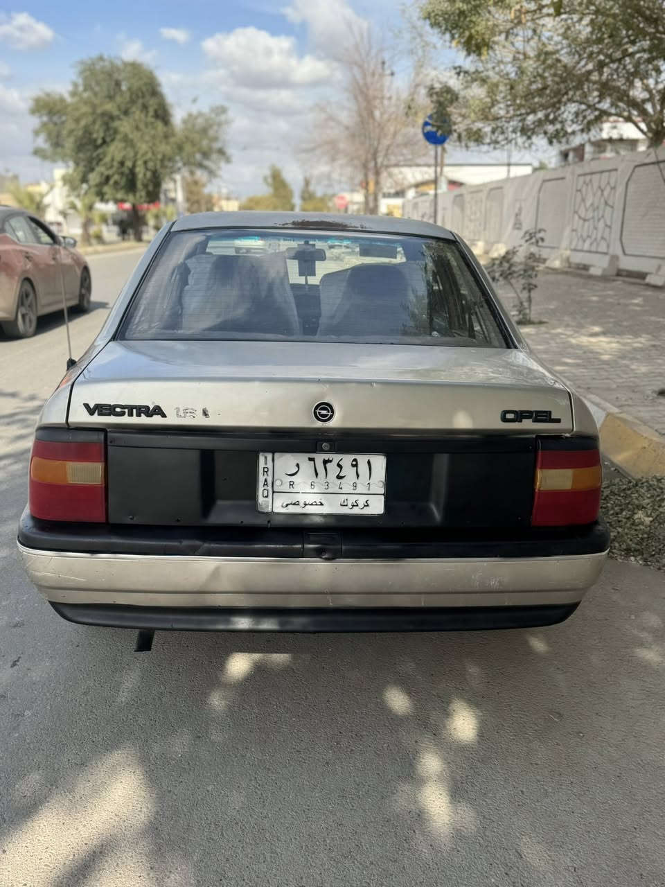 سياره اوبل فكترا موديل 91حجم 16قايش عريض سياره نظيفه مابي اي شي ابشرط كير ومحرك بدون ضربه مشروع وطني  بيه دفتر بزين كهربائيه كلها  
  شغال شرط تحويل سعر37 بي مجال بسيط للاستفسار رقم هاتف*********** عنوان كركوك
