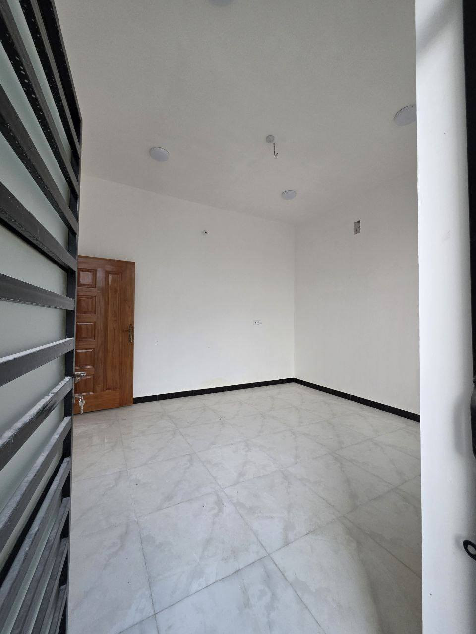 بيت للبيع/ طابو صرف 
بناء حديث زيرو 2025

الموقع: البكرلي/ العبودية
المساحة: 108م² 

التفاصيل: 
ط١/ مدخلين، استقبال، هول مع مطبخ نظام امريكي، غرفة نوم، مجمع صحي داخلي و خارجي، ومنور 
ط٢/ غرفتين نوم، هول، مجمع صحي، و بلكونة، وسطح 

الخدمات: شارع تبليط، مجاري ،و ارصفة 
*المخزن مربوط مع مجاري الشارع

للاستفسار: ***********
